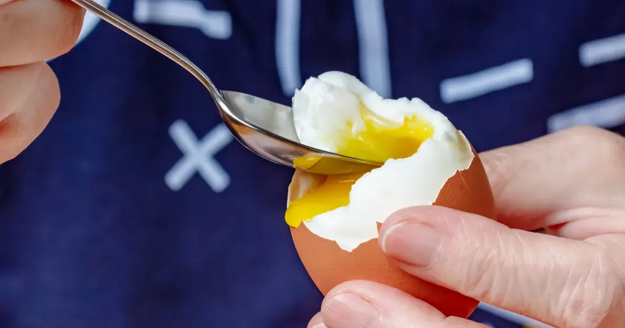 Łyżeczka wydobywa płynne żółtko z jajka na miękko. Idealne na śniadanie, gdy liczymy jajko na miękko kcal.