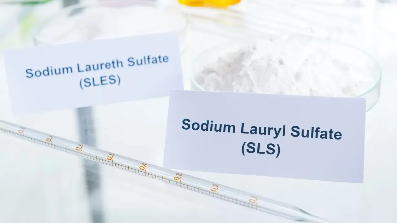 W laboratorium białe proszki: Sodium Laureth Sulfate (SLES) i Sodium Lauryl Sulfate (SLS). Pipeta z podziałką.