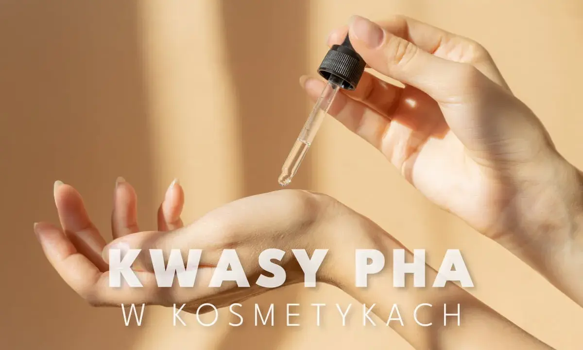 Delikatna aplikacja serum z kwasami PHA na dłoń. Skóra dłoni jest gładka, a kropla serum lśni w świetle.