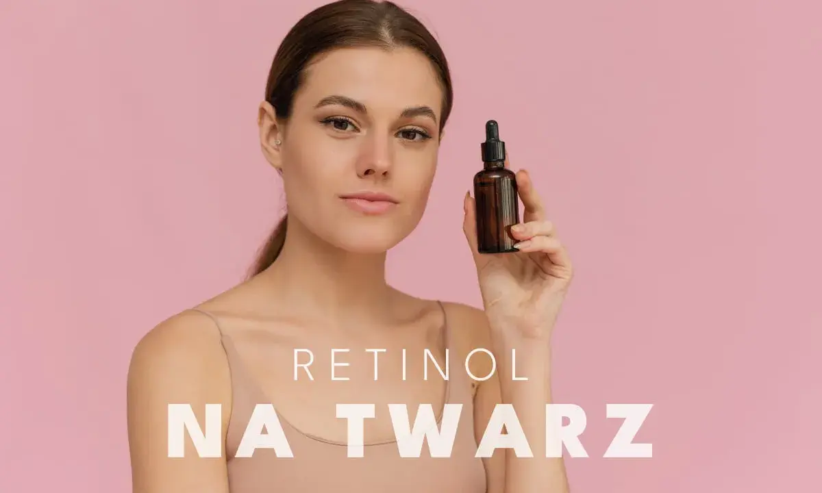 Kobieta prezentuje serum z retinolem na twarz.