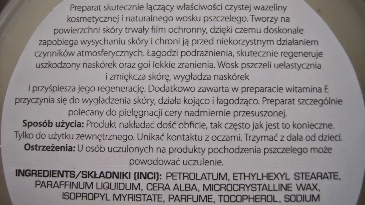 Wazelina kosmetyczna z woskiem pszczelim. Składnik: petrolatum. Tworzy film ochronny, nawilża i regeneruje skórę.
