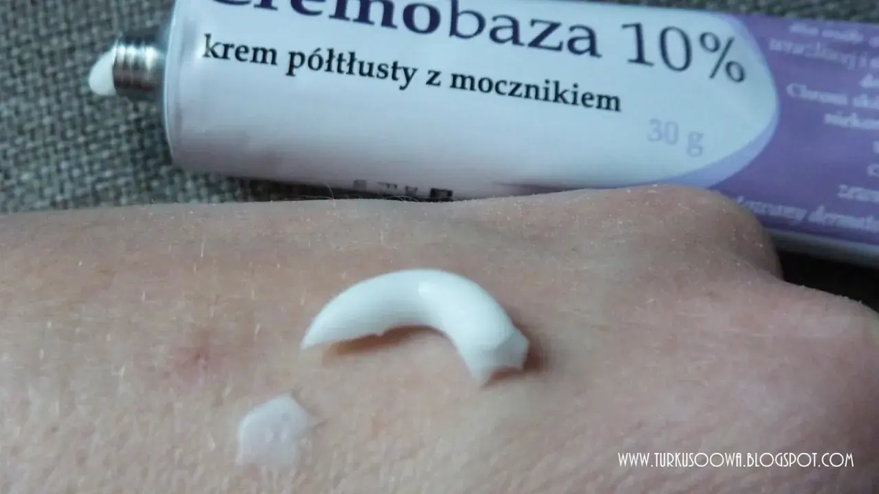 Krem półtłusty z mocznikiem, cremobaza 10%, nałożony na skórę dłoni.