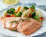 Łosoś z parowanymi warzywami: brokułami, kalafiorem i marchewką. Idealne danie na dietę GAPS.