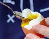 Łyżeczka wydobywa płynne żółtko z jajka na miękko. Idealne na śniadanie, gdy liczymy jajko na miękko kcal.