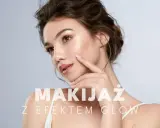 Kobieta z makijażem podkreślającym naturalny glow. Delikatny dotyk palcem podkreśla promienność cery.