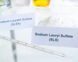 W laboratorium białe proszki: Sodium Laureth Sulfate (SLES) i Sodium Lauryl Sulfate (SLS). Pipeta z podziałką.