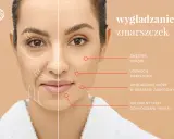 Kobieta z widocznymi zmarszczkami mimicznymi po jednej stronie twarzy, po drugiej wygładzona skóra. Efekt odmłodzenia.