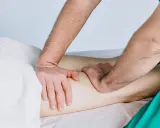 Drenaż limfatyczny nóg: Jak wykonać go w domu? Poradnik