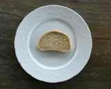 Jeden plasterek chleba tostowego na białym talerzu. Zastanawiasz się nad jego kcal?