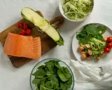 Składniki na dietę low carb: łosoś, cukinia spiralizowana, szpinak, pomidorki. Przepisy na zdrowe posiłki.