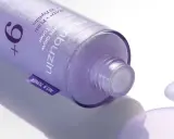 Fioletowa butelka toniku numbuzin no 9 z widocznymi kroplami produktu.