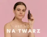 Kobieta prezentuje serum z retinolem na twarz.