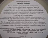 Wazelina kosmetyczna z woskiem pszczelim. Składnik: petrolatum. Tworzy film ochronny, nawilża i regeneruje skórę.