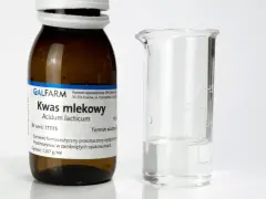 Butelka z napisem "Kwas mlekowy" i zlewka z płynem. Czy kwas mlekowy jest szkodliwy? Zależy od stężenia i zastosowania.