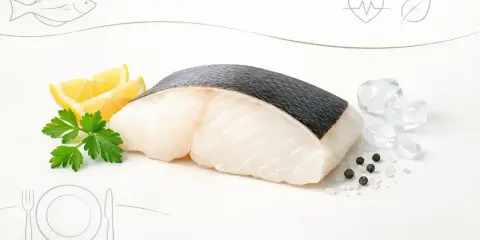 Filet halibuta z cytryną i pietruszką. Niska zawartość halibut kalorie sprawia, że to zdrowy wybór.