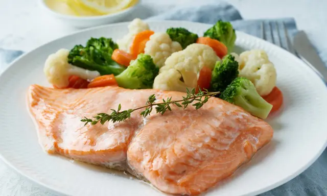 Łosoś z parowanymi warzywami: brokułami, kalafiorem i marchewką. Idealne danie na dietę GAPS.