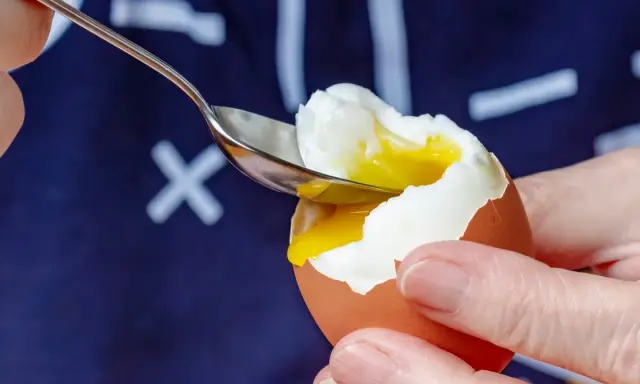 Łyżeczka wydobywa płynne żółtko z jajka na miękko. Idealne na śniadanie, gdy liczymy jajko na miękko kcal.