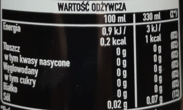 Tabela wartości odżywczych napoju, który jest cola zero kalorie. W 100 ml napoju znajduje się tylko 0,2 kcal.