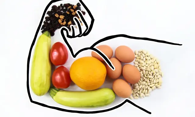 Zwiększ estrogen naturalnie! Na talerzu: cukinia, pomidory, pomarańcza, jajka, fasola i bakalie.