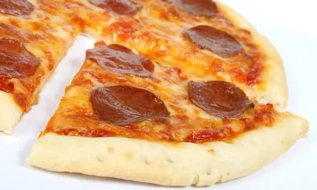 Pyszna pizza pepperoni, 32 cm średnicy. Zastanawiasz się, ile kcal ma pizza 32 cm? Ta wygląda na około 2000 kcal.