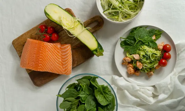 Składniki na dietę low carb: łosoś, cukinia spiralizowana, szpinak, pomidorki. Przepisy na zdrowe posiłki.