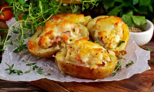 Zapiekane ziemniaki z serem i boczkiem, które mogą być lekkostrawne, jeśli nie są zbyt tłuste.
