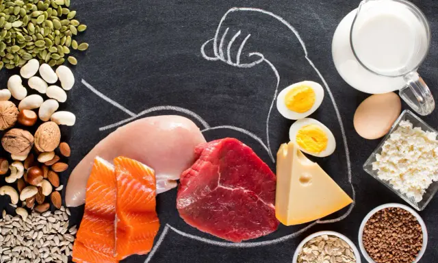 Różnorodne źródła protein w jedzeniu: mięso, ryby, jaja, nabiał, orzechy, nasiona i kasze. Idealne dla budowania mięśni.
