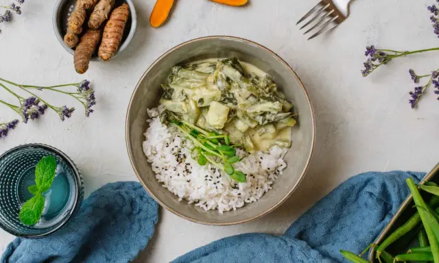 Zielony curry z fasolką szparagową i ryżem, idealne do diety 3000 kcal. Obok świeży imbir i napój z miętą.