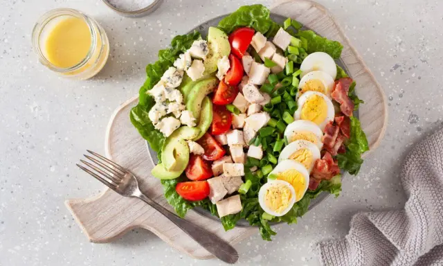 Kolorowa sałatka z kurczakiem, jajkiem, awokado i serem pleśniowym. Idealna na dietę bez węglowodanów.