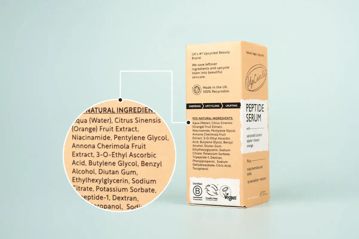 Składniki serum: woda, ekstrakty z cytrusów i owoców annona, niacynamid, pentylenoglikol, kwas askorbinowy, glikol butylenowy, alkohol benzylowy, guma diutanowa, ethylhexylglycerin, cytrynian sodu, sorbinian potasu, peptyd-1, dekstran, tokoferol.