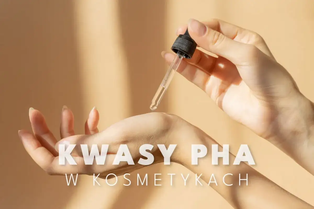 Delikatna aplikacja serum z kwasami PHA na dłoń, podkreślająca pielęgnacyjne właściwości.